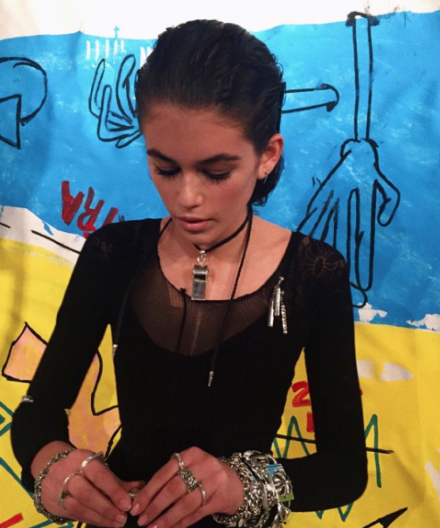 Dünne Ärmchen, Mini-Taille: Kaia Gerber scheint abgenommen zu haben.