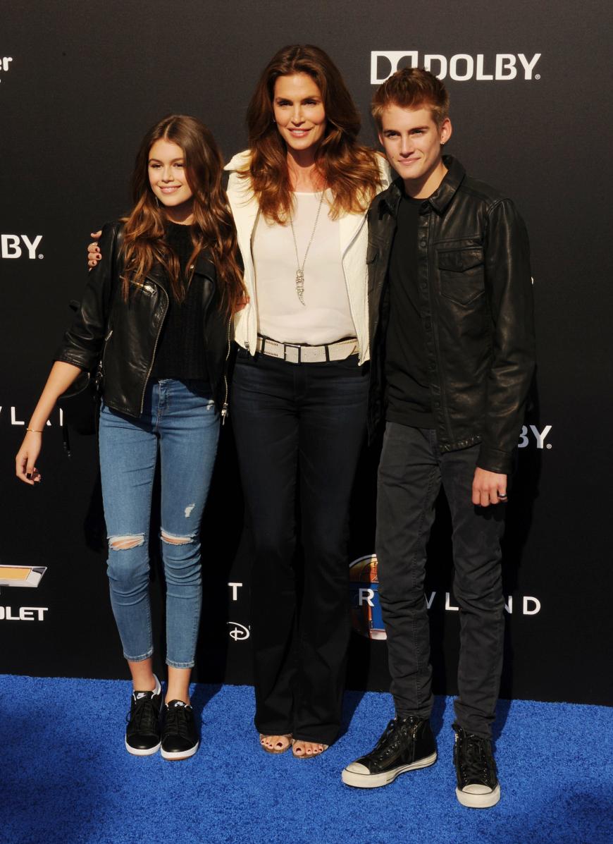 Kaia an der Seite ihrer berühmten Mutter Cindy Crawford und Bruder Presley Gerber.