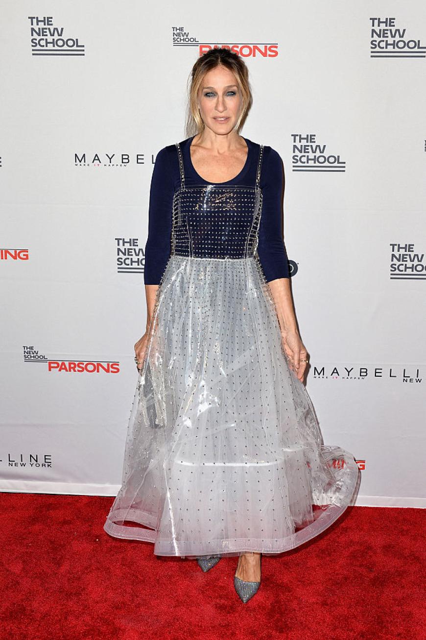 Für uns der Fashion-Fehltritt der Woche: Sarah Jessica Parker in Klarsichtfolie mit blauem Longsleeve darunter.