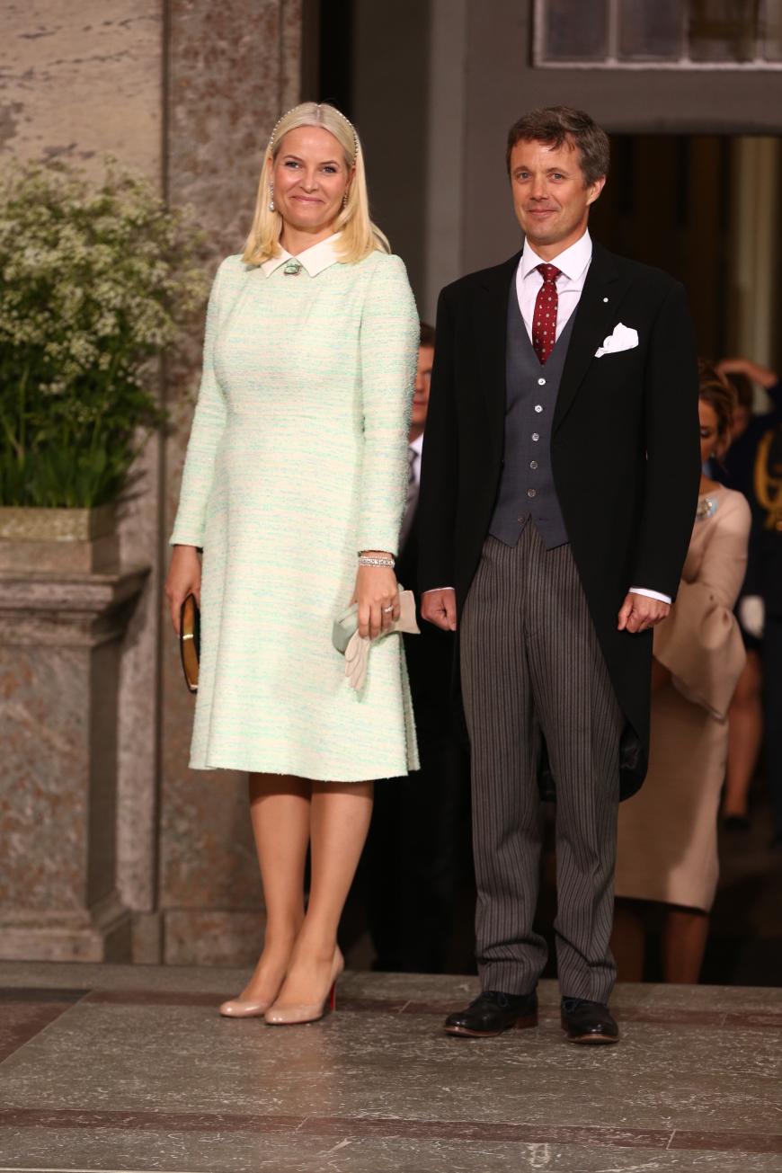 Freuten sich auf die Taufe: Mette-Marit von Norwegen posiert gemeinsam mit Frederik von Dänemark. Deren Partner ...