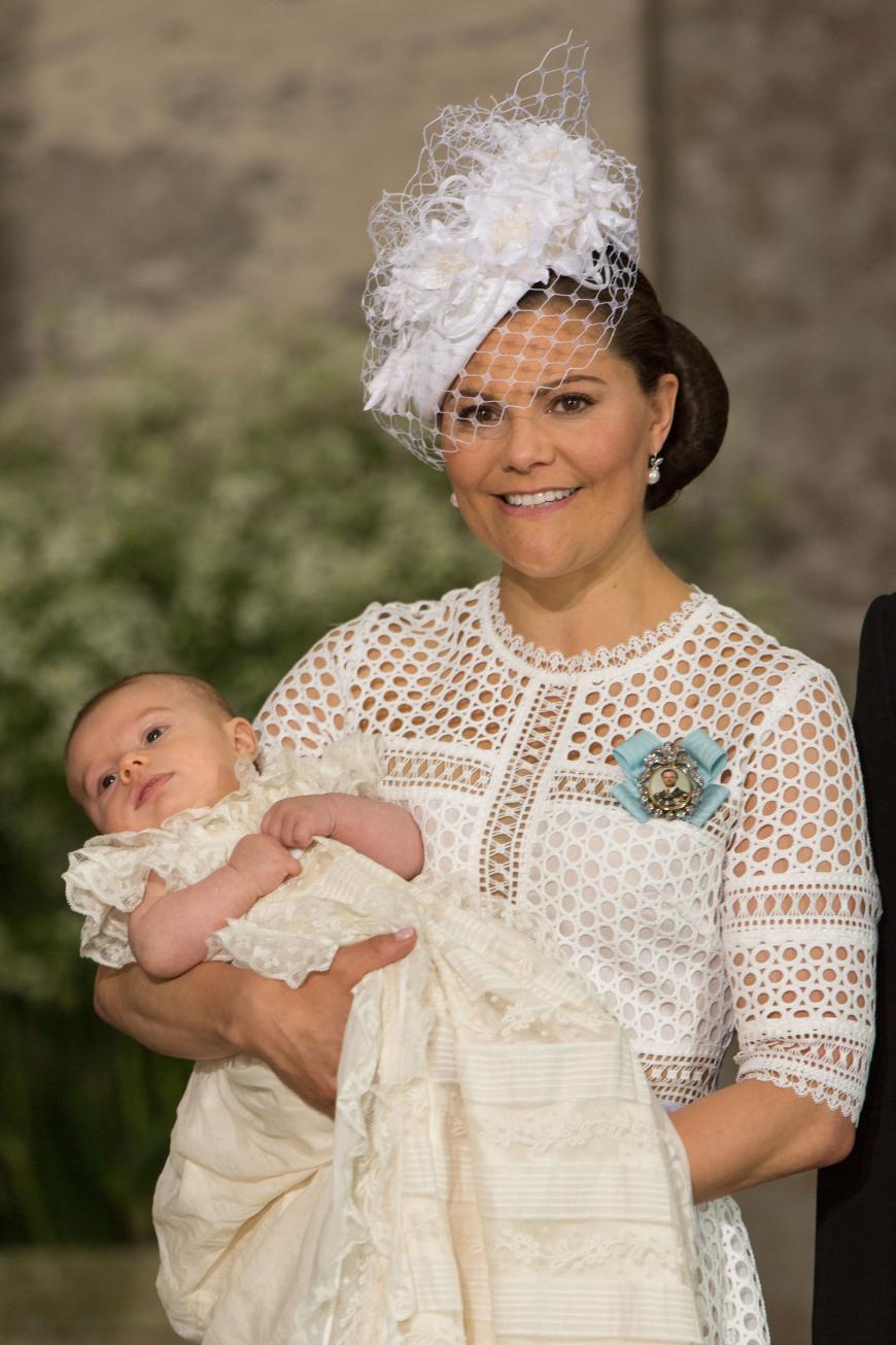 Stolz lächelt Kronprinzessin Victoria in die Kamera. Heute feiert ganz Schweden den royalen Wonneproppen.