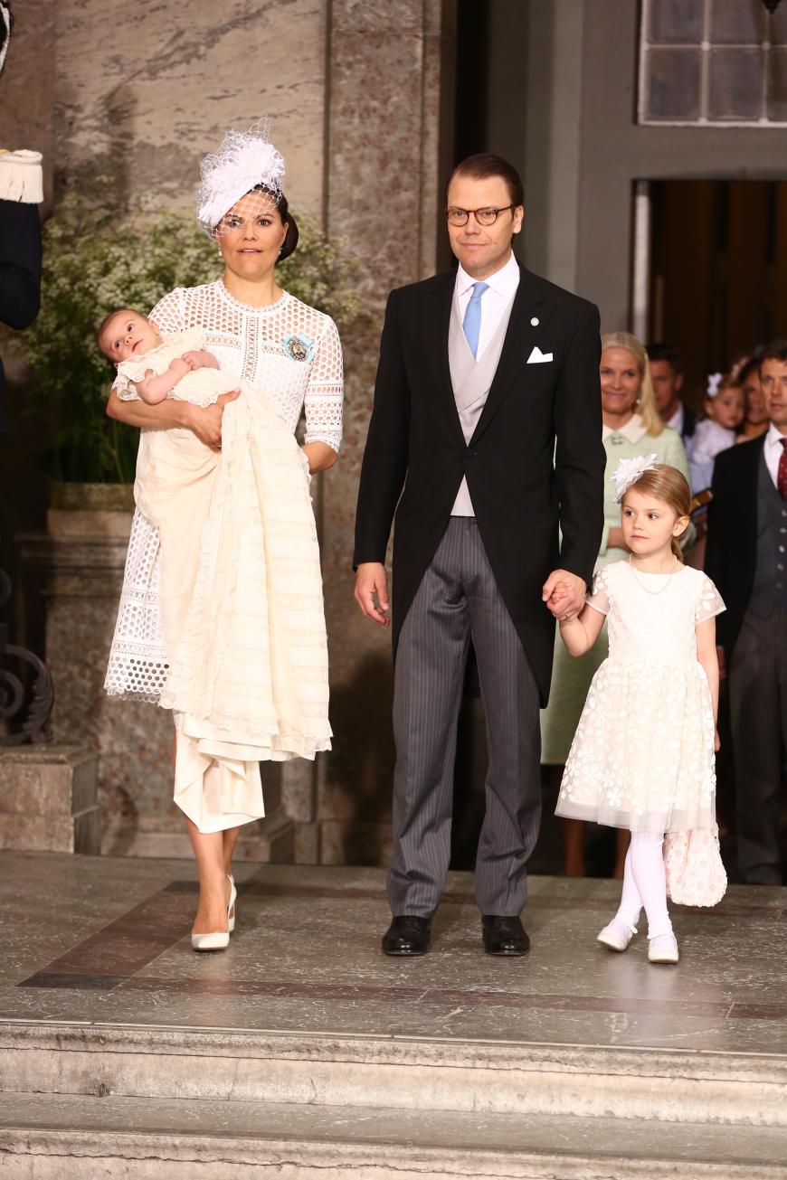 Gemeinsam mit Ehemann Daniel und Tochter Estelle erschien Victoria bei der Stockholmer Schlosskirche.