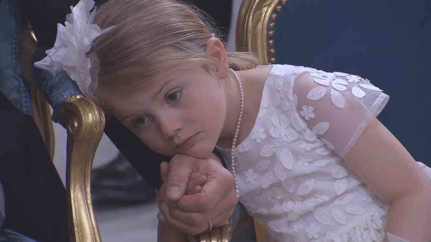 So süß! Estelle scheint nicht begeistert von der Taufe ihres kleinen Bruders Prinz Oscar.