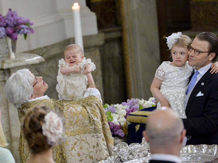 Prinzessin Estelle sieht sich die Taufe ihres Bruders mit skeptischen Blicken an.