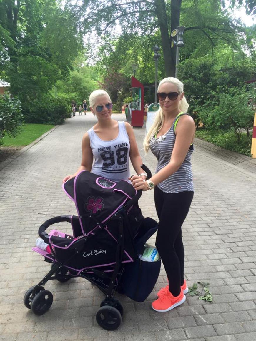 Blondinen im Doppelpack: Dani und Jenny beim Ausflug mit Baby Sophia