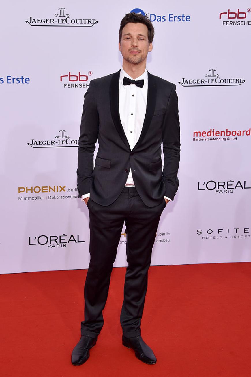Hach, auch schön anzusehen: Florian David Fitz im eleganten Zwirn