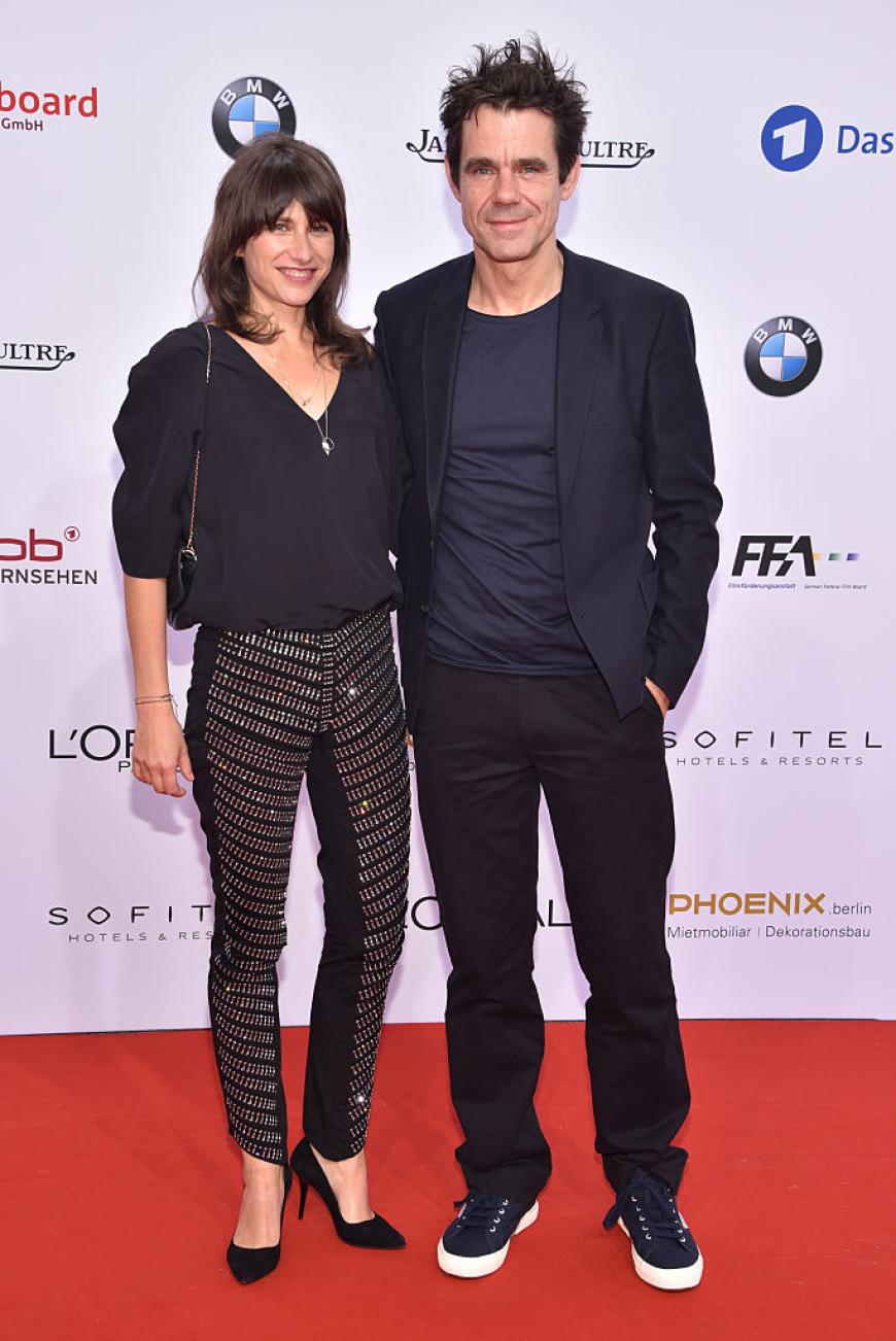 Lässig auf dem Red Carpet: Tom Tykwer mit seiner Frau Marie