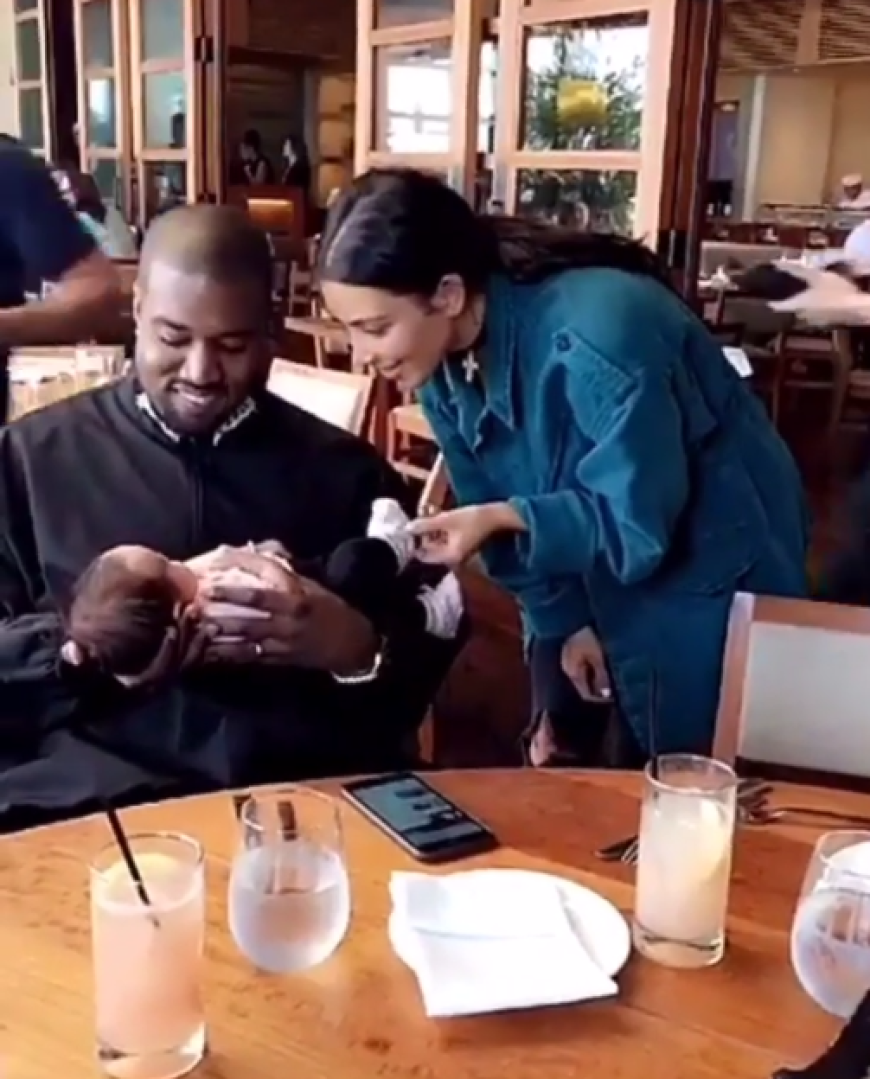 Kanye West hält strahlend die kleine Luna in den Armen.