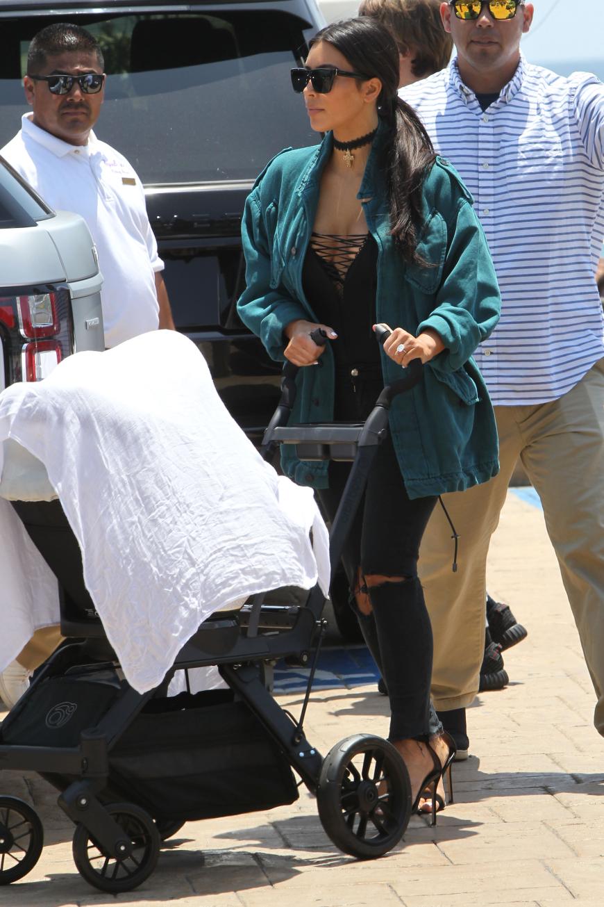 Kim Kardashian mit Saint West auf dem Weg zum Brunch mit Chrissy Teigen und John Legend.