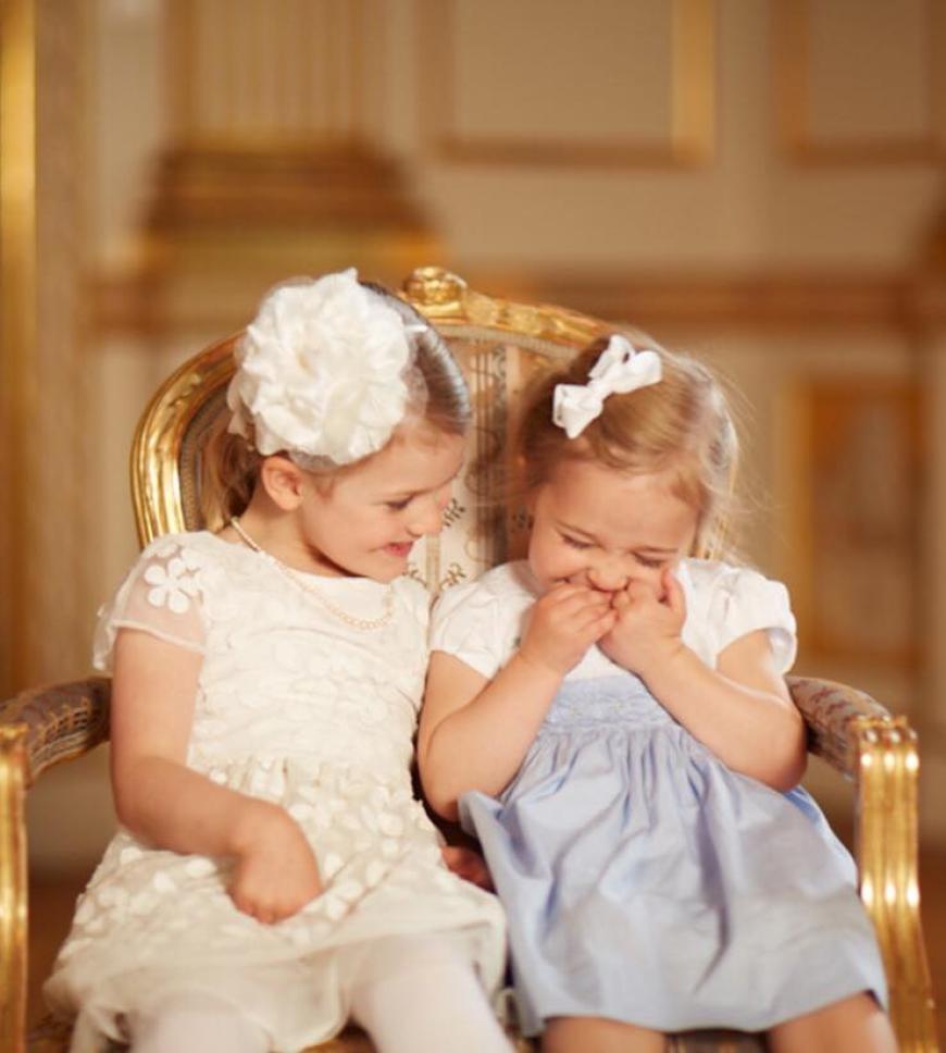So niedlich! Prinzessin Estelle (links) und ihre Cousine Leonore sind wirklich ein Herz und eine Seele. Auf Facebook veröffentlichte Loenores Mama, Prinzessin Madeleine, die zuckersüßen Aufnahmen der beiden und schrieb ...