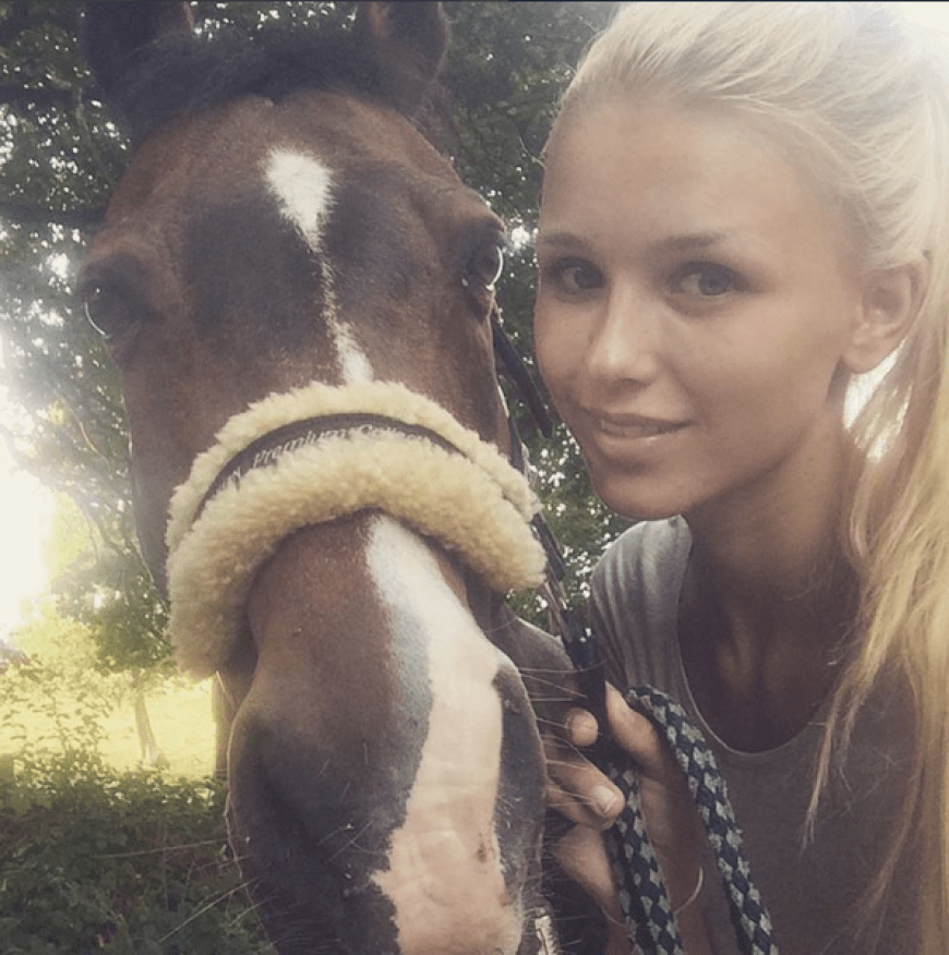 Scarlett, die leidenschaftlich gerne reitet, nimmt ihre Insta-Follower mit zu Ausflügen und Modeljobs.