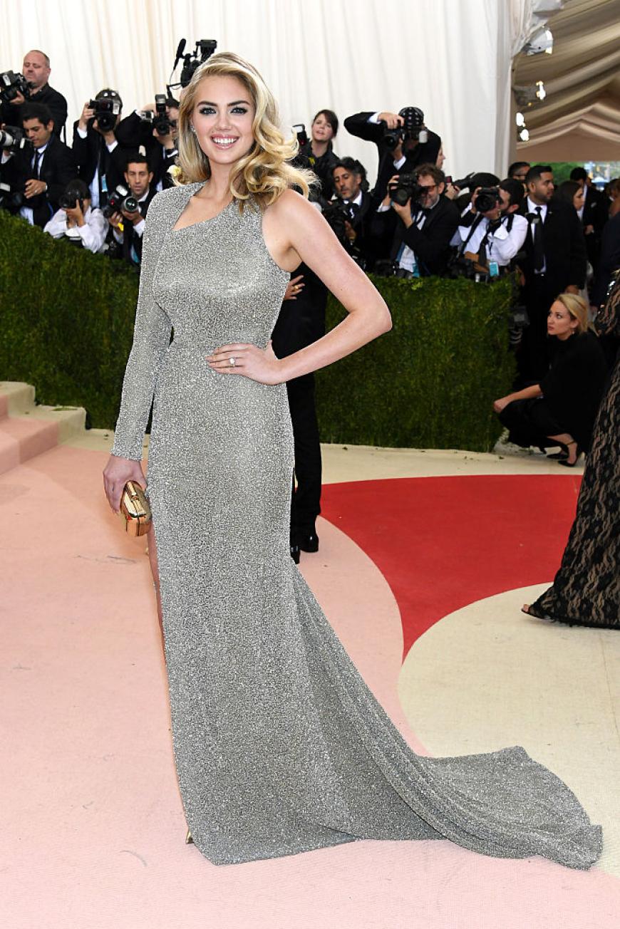 KATE UPTON Gesträhntes Karamellblond unterstreicht den Beach Look des Topmodels, 23.