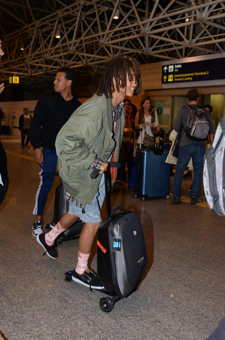 Jaden Smith rollt den Fotografen am Flughafen von Rio de Janeiro mit dem Kickboard davon.