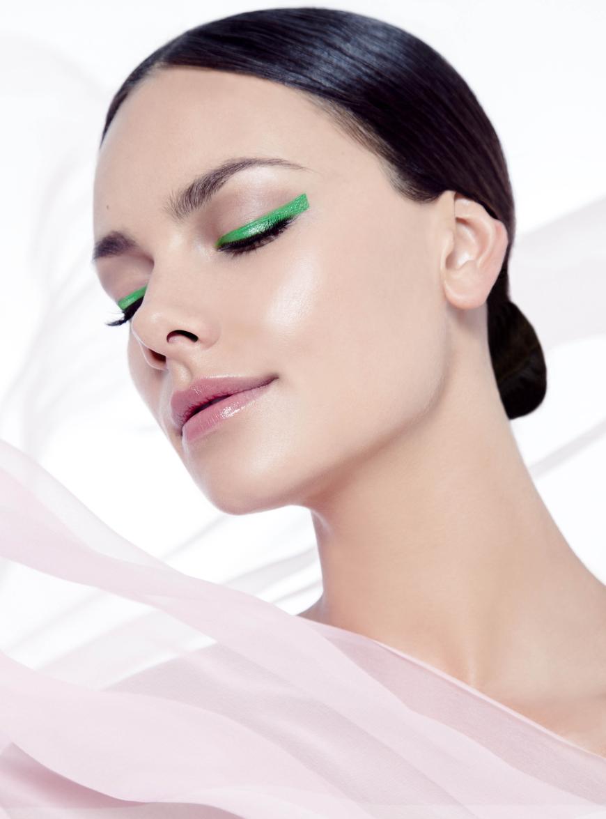 Janina Uhse mit grasgrünem Eyeliner