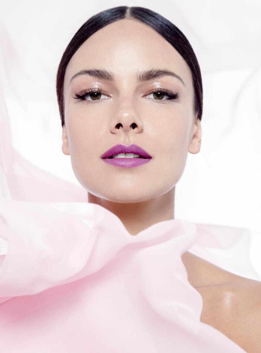 Lavendel setzt Janinas Lippen perfekt in Szene.