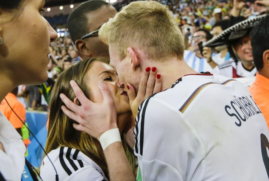 Die beiden lernten sich übrigens beim Friseur in London kennen, liebten sich schon bei der WM 2014 heiß und innig.