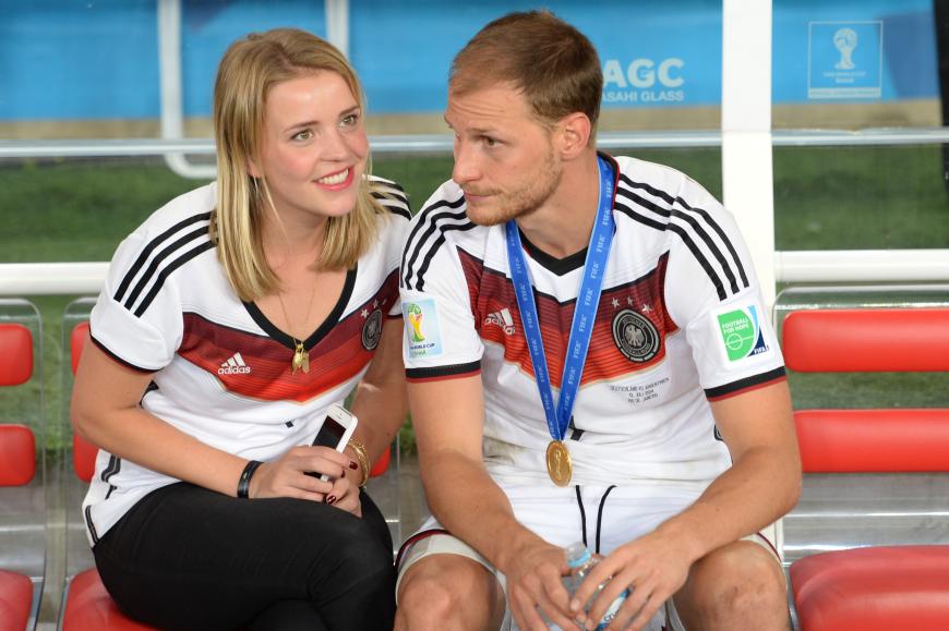 Quasi eine Sandkasten-Liebe verbindet Benedikt Höwedes und seine Frau Lisa Wesseler: Sie lernten sich schon in der Schulzeit kennen und machten gemeinsam Abitur.