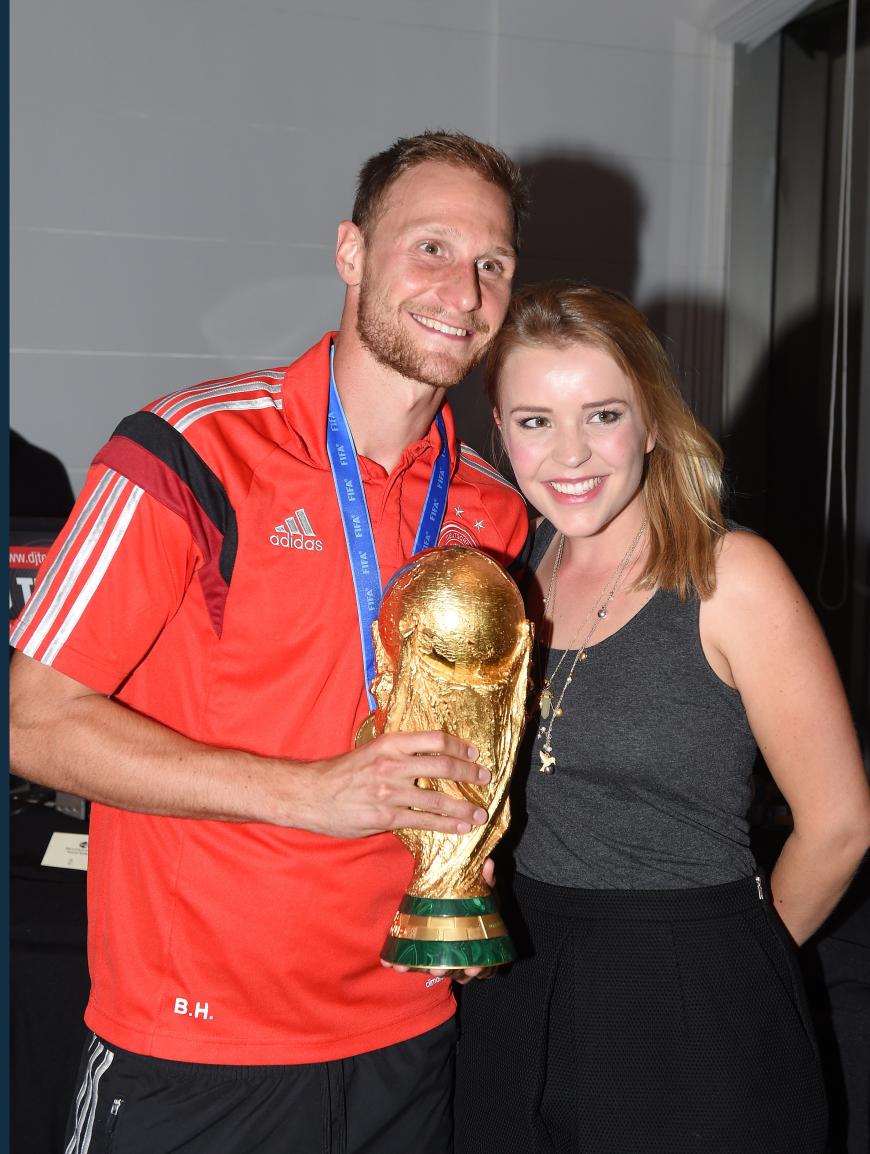 Seit 13 Jahren sind der Abwehrspieler der Nationalmannschaft und seine Jugendfreundin nun schon zusammen, heirateten im Juni 2015. Vorher feierten sie natürlich den WM-Titel 2014.