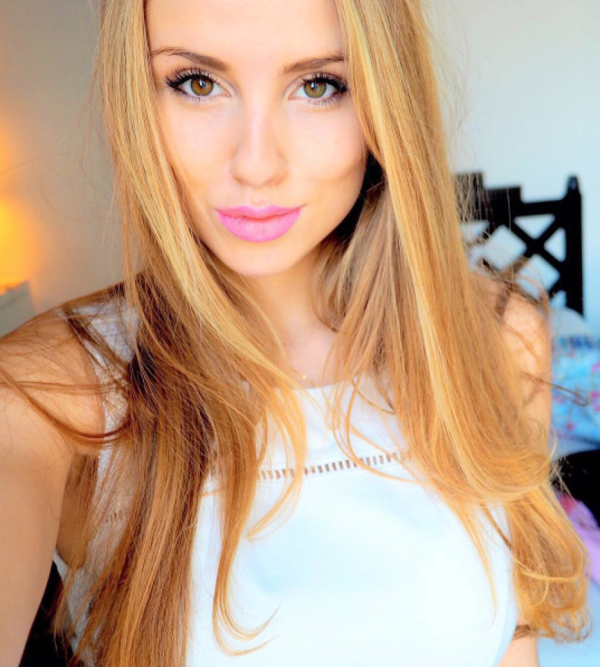Sexy WAG: Sophie Christin ist eine wahre Augenweide bei der EM 2016.