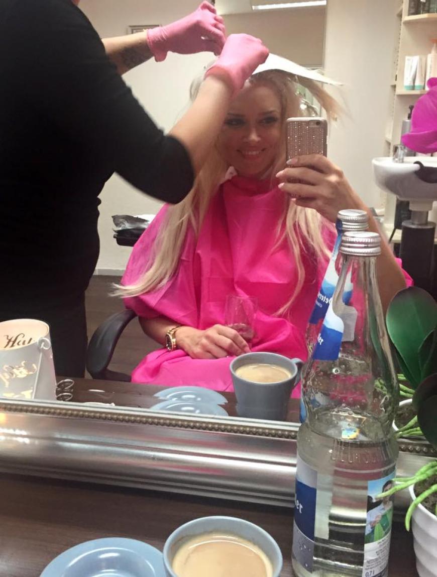 Und damit Daniela an diesem Tag auch perfekt aussieht, veranstaltete sie einen Beauty-Marathon.