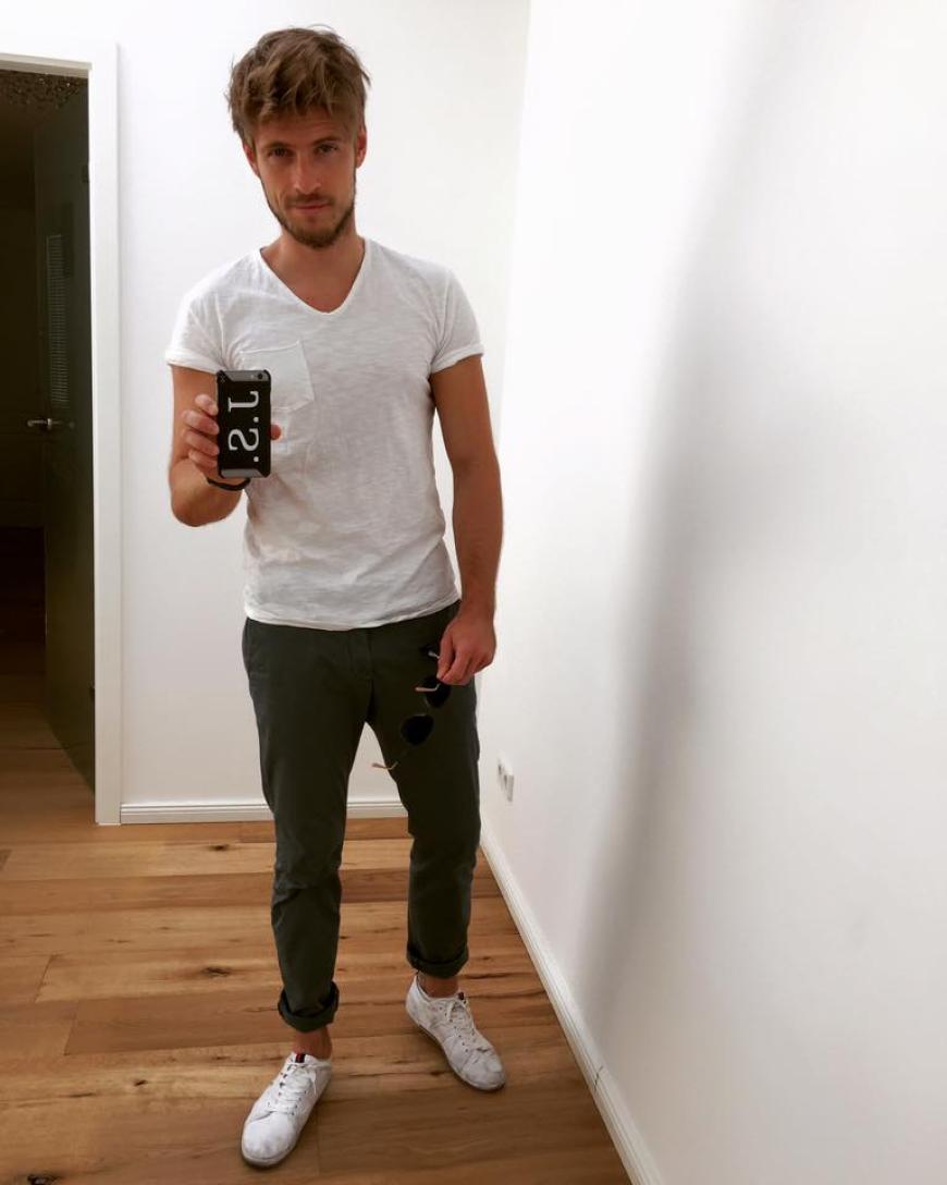 ... Jörn Schlönvoigt, der offenbar gerne mal eine Extra-Runde im Gym dreht, um so stählern auszusehen.
