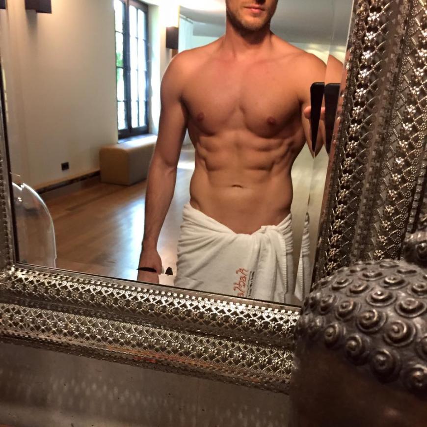 Wir sagen nur: WOW! Dieser GZSZ-Schnuckel posiert oben ohne und mit waschechtem Sixpack für seine Facebook-Fans. Es ist ...