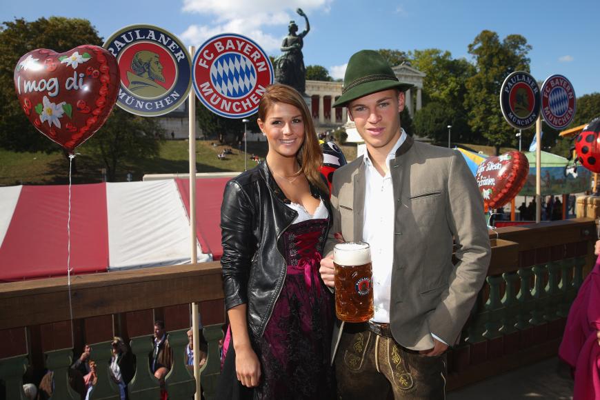 Beim Oktoberfest kombinierte Lina ganz lässig eine Lederjacke zum Dirndl. Ob sie ihren Liebsten bei der EM 2016 in Frankreich anfeuern wird?