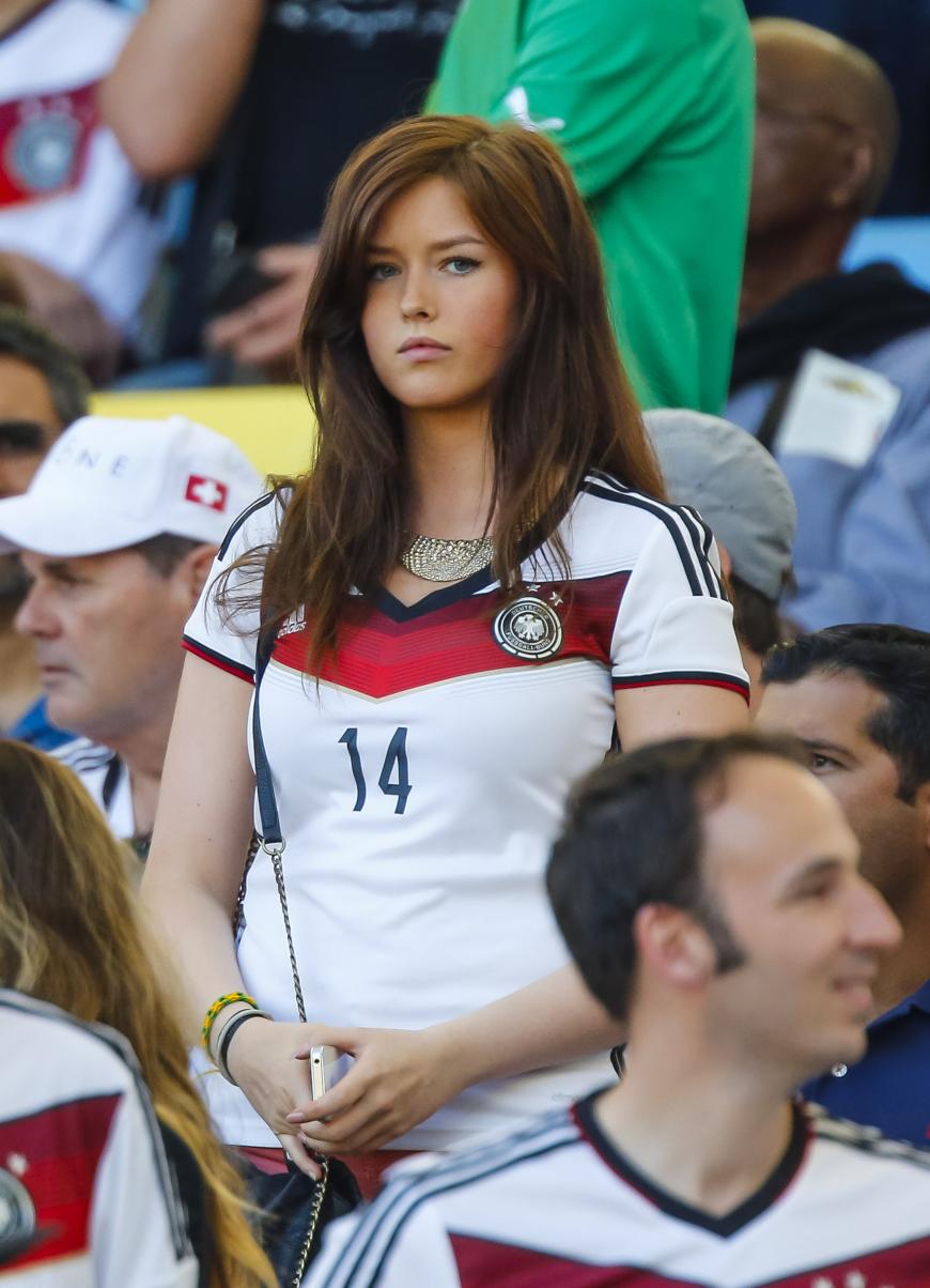 Diese brünette Beauty gehört zu ...