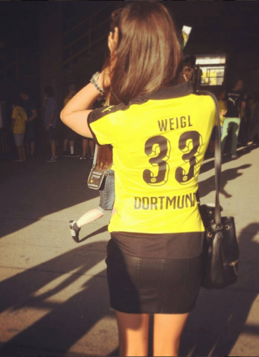 Natürlich trägt sie auch das Trikot des Borussia-Dortmund-Stars.