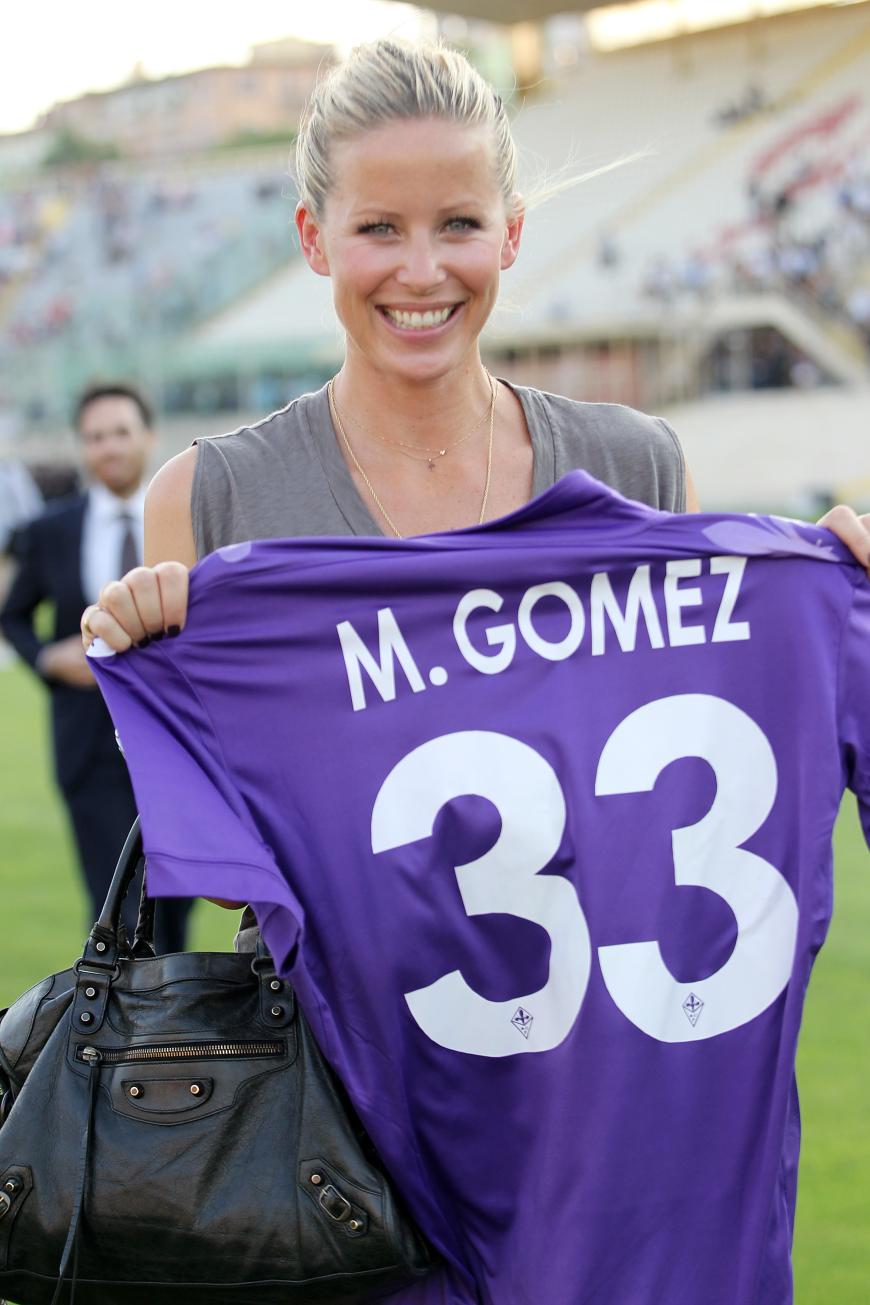 Dürfte wohl klar sein, wer hier das Florenz-Trikot von Mario Gomez in die Höhe hält: natürlich seine bessere Hälfte.