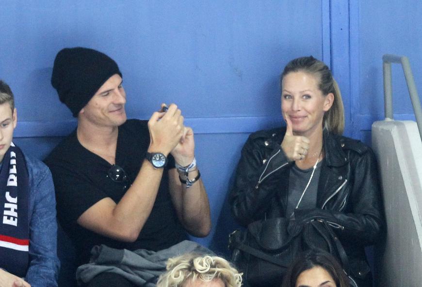 Den Stürmer der Nationalmannschaft und das blonde Model Carina Wanzung (bekannt aus dem Nivea-Werbespot) trennen sechs Jahre Altersunterschied. Seit 2012 sind die beiden ein Paar - zuvor war Gomez neun Jahre lang mit Silvia Meichel liiert.