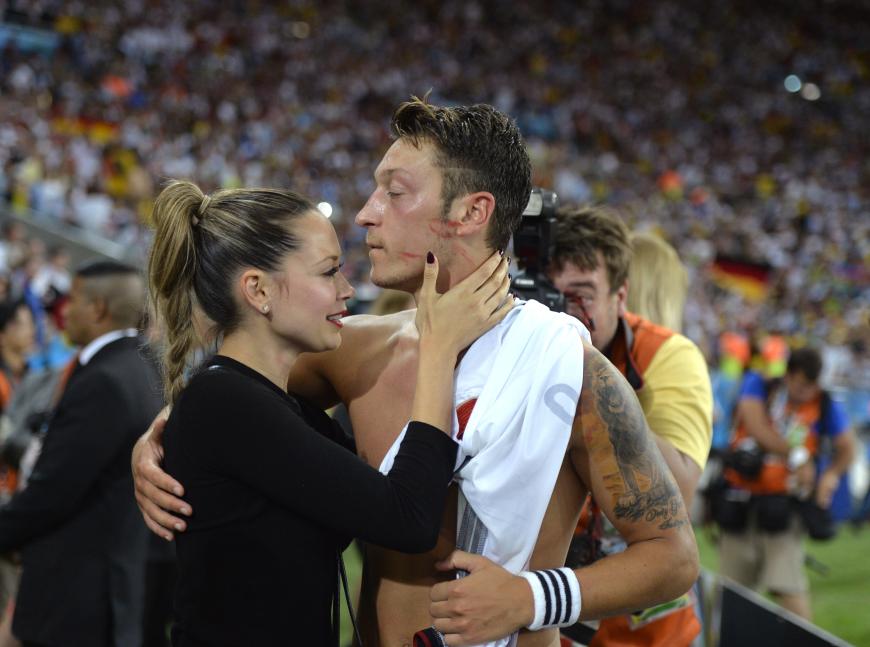 Nach der WM 2014 hatte sich das Paar vorübergehend getrennt. Auch vor einigen Monaten kochten erneut Gerüchte hoch, die beiden seien schon längst kein Paar mehr - bestätigt haben sie dies aber nicht.