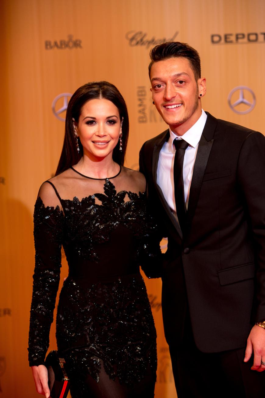 Das wohl bekannteste Spieler-Promi-Paar Deutschlands: Musikerin, TV- und L'Oréal-Gesicht Mandy Capristo und Fußball-Superstar Mesut Özil. Beim Bambi 2015 feierten sie ihr Liebes-Comeback.