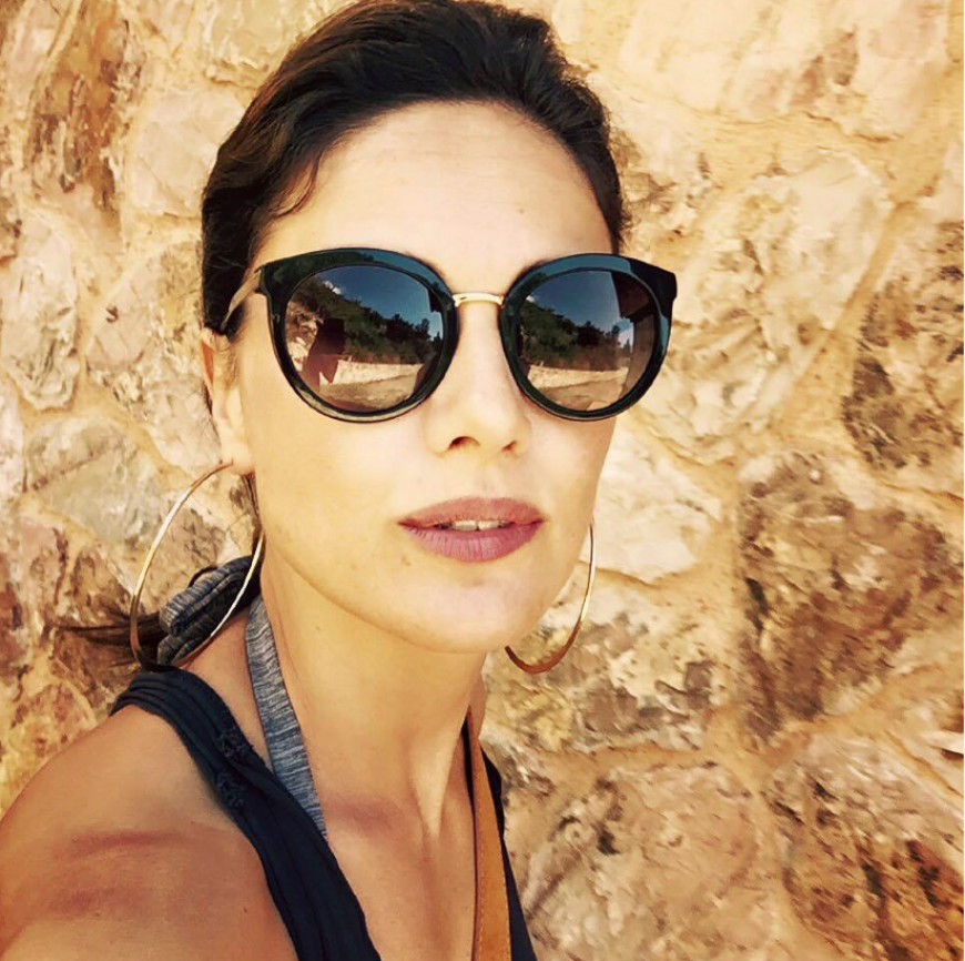 Neumami Nazan Eckes urlaubt mit Kind und Kegel auf Elba und schickt ihren Facebook-Fans sommerliche Grüße.