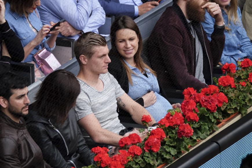 Ebenfalls erneut schwanger ist Toni Kroos' Frau Jessica Farber, wie der Spieler der Nationalmannschaft via Facebook verkündete.