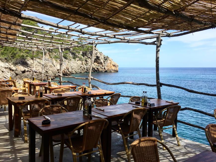 Im Ca's Patró March in der Cala Deiá im Westen Mallorcas ist auch der Ausblick appetitlich. https://www.facebook.com/Cas-Patró-March-Cala-Deià-218081611556289/