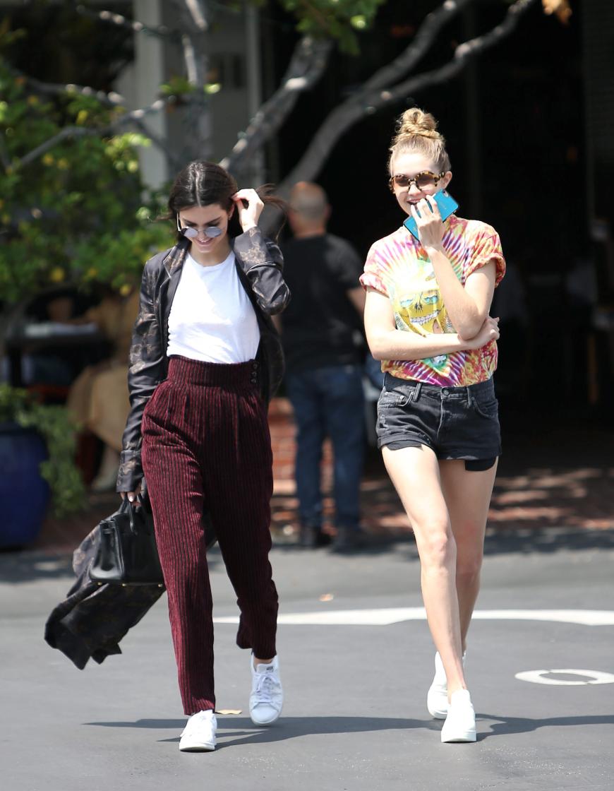 Kendall Jenner und Gigi Hadid haben gemeinsam Spaß.
