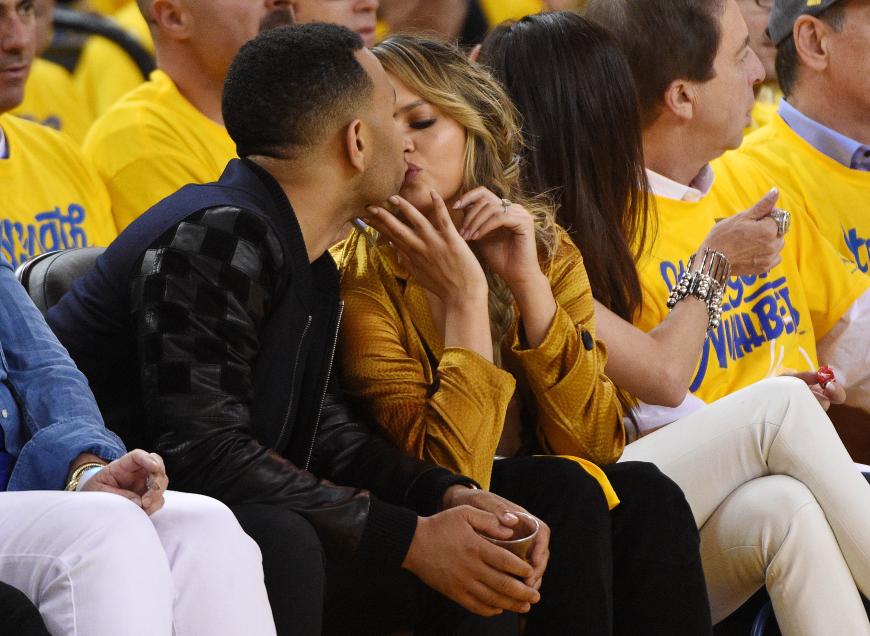 Finale? Hat hier jemand was von Finale gesagt? Chrissy Teigen und John Legend haben beim NBA Finale nur Augen füreinander.