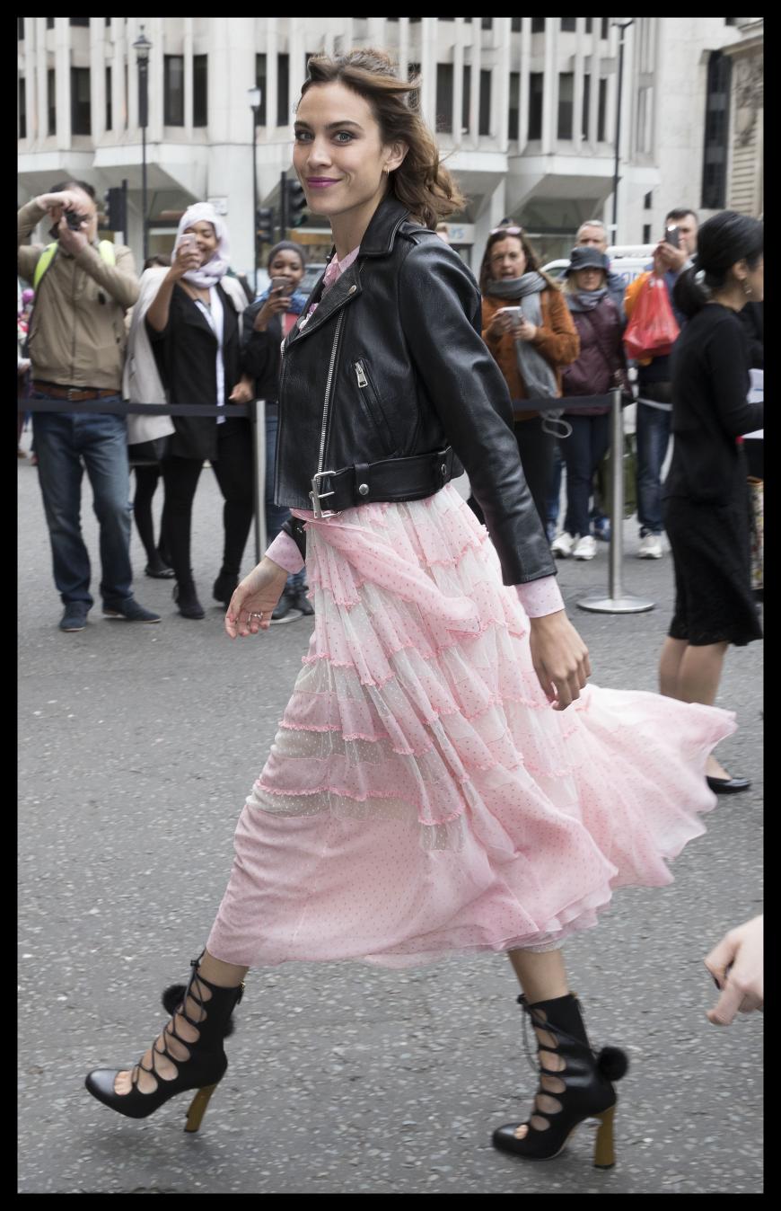 Bei der Cruise Show von Gucci: Alexa Chung in einem rosa Volantkleid, das sie zu einer rockigen Lederjacke kombiniert.