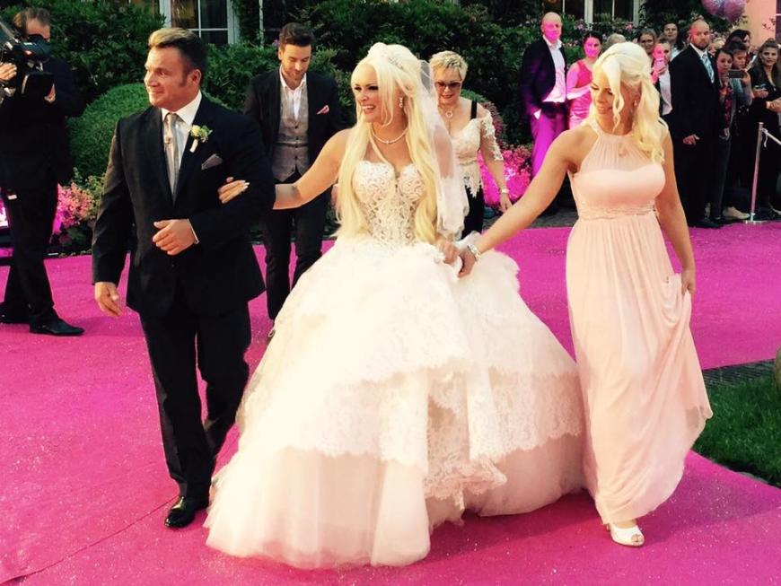 Ein Traum in weiß! Das Geheimnis um Danielas 14 Kilo schweres Hochzeitskleid ist gelüftet. WOW!