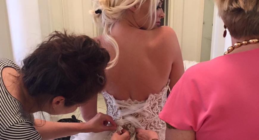 Fast ist es so weit: Der erste Blick auf das Hochzeitskleid von Daniela Katzenberger.