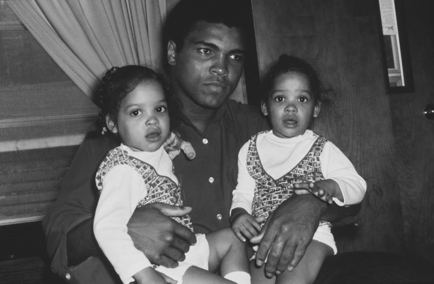 Muhammad Ali 1974 mit seinen Zwillings-Töchtern Rasheda und Jamillah.