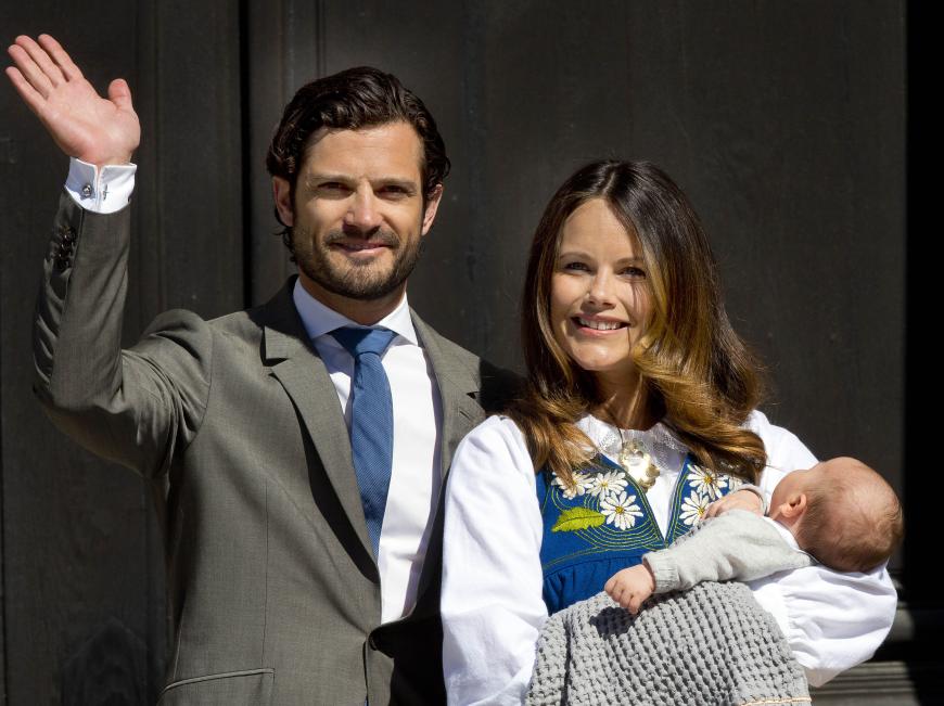 Am 6. Juni (schwedischer Nationalfeiertag) öffneten eine glücklich lächelnde Prinzessin Sofia mit ihrem Baby Alexander auf dem Arm und Carl Philip von Schweden die Pforten zum Tag vom