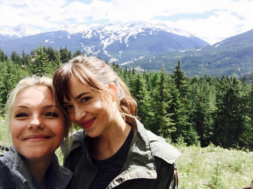 Eloise Mumford und Kollegin Dakota Johnson drehen in den Wäldern.