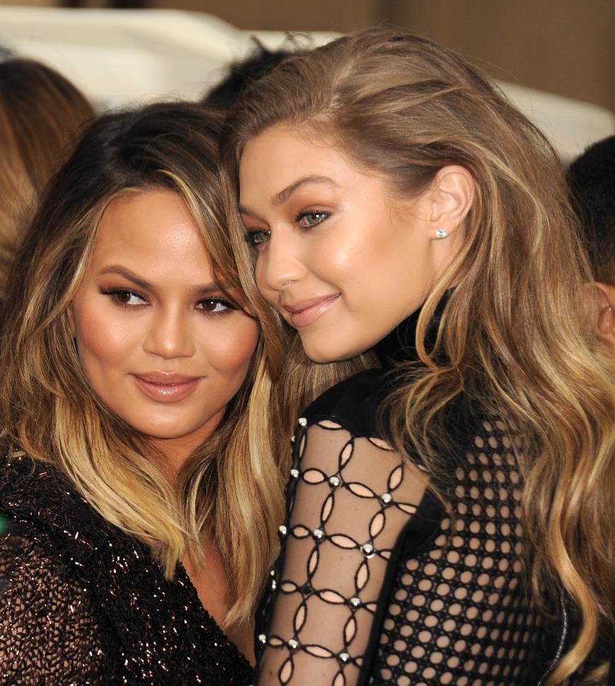 Zwei Beautys unter sich: Chrissy mit Gigi Hadid.