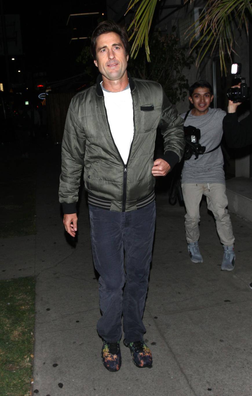 Schauspieler Luke Wilson wird auf dem Weg zur Bar von einem Paparazzo gephotobomt.