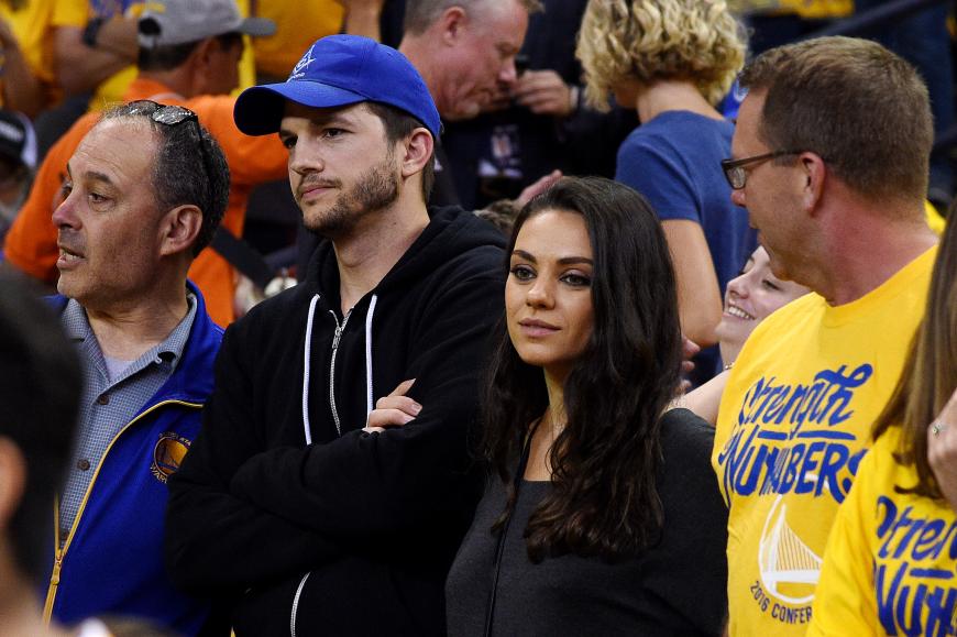 Sie gönnten sich eine sportliche Baby-Auszeit: Mila Kunis und Ashton Kutcher beim Spiel der Golden State Warriors gegen die Cleveland Cavaliers.