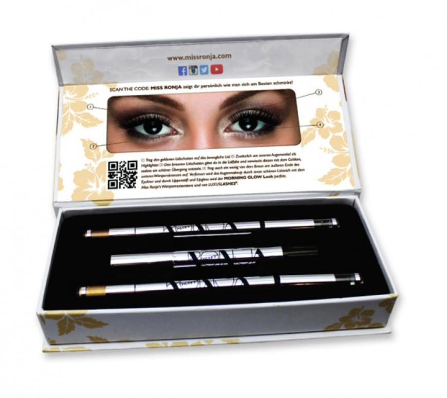 Die Make-up Box „Morning Glow“ umfasst drei Stifte mit insgesamt fünf Produkten.