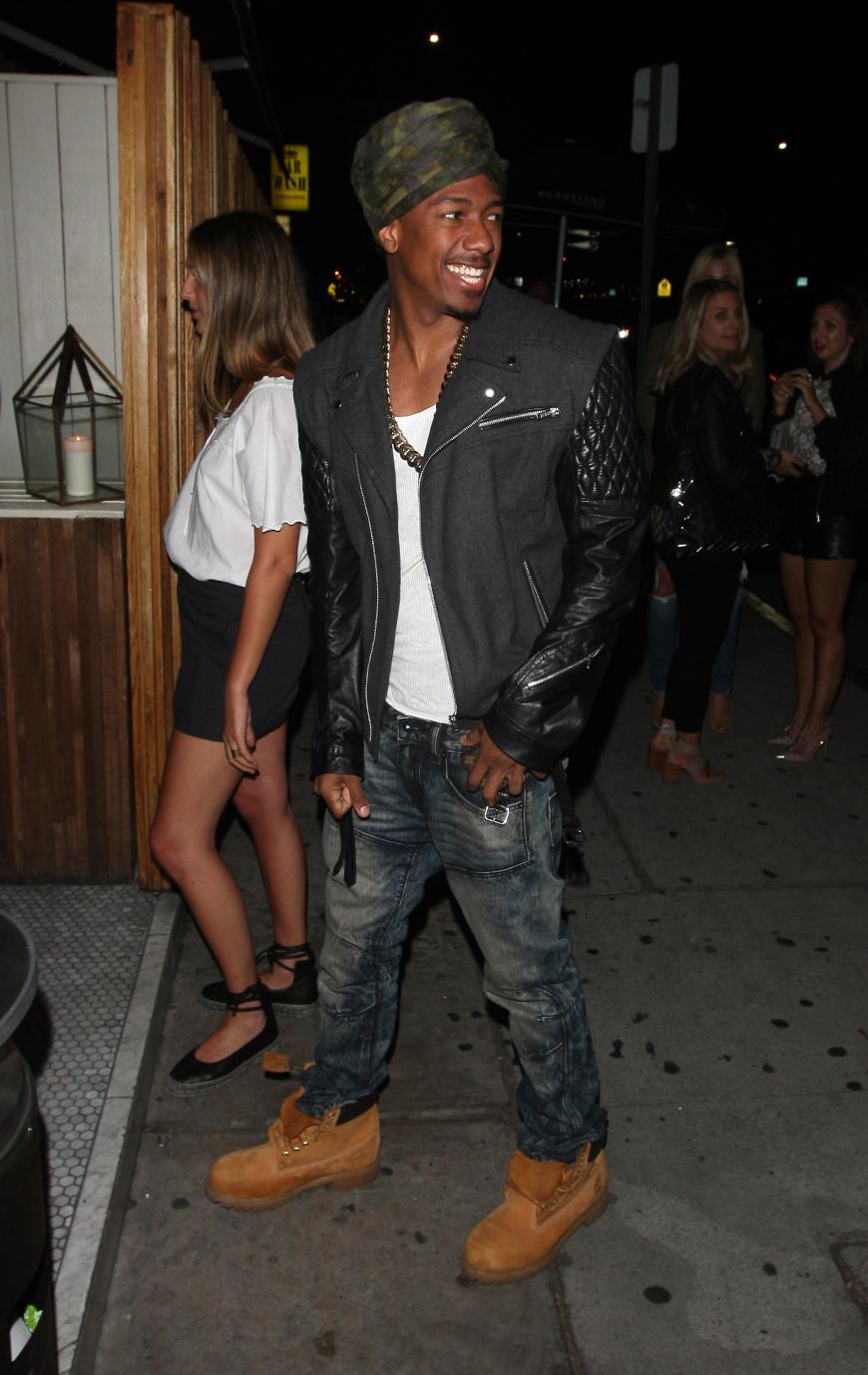 Mariah Careys Ex Nick Cannon zeigt sich mit guter Laune und Turban vor dem It-Club in Hollywood.