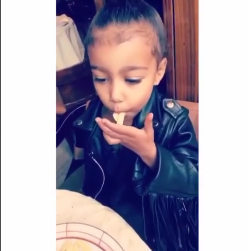 North West mag im New Yorker Restaurant lieber mit ihren Nudeln spielen, als diese zu essen und mimt ein süßes Walross.